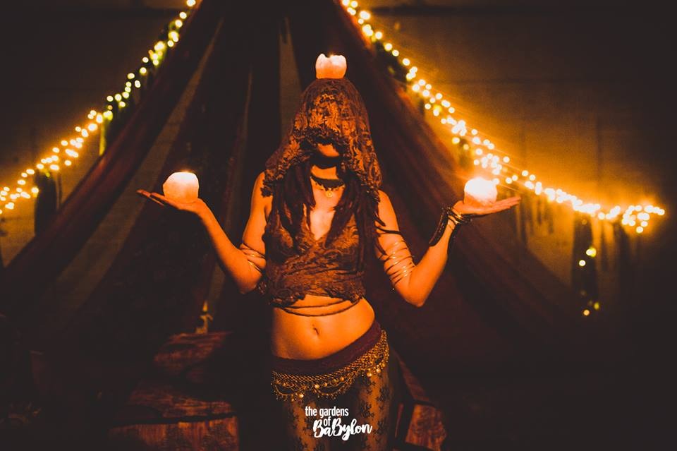 Buikdanseresse met sfeerlichten